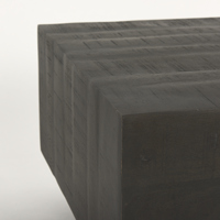 Table basse en bois de manguier massif, finition brute, surface lisse, forme carrée, style industriel moderne pour salon.