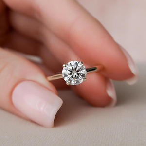 Bague élégante classique en argent 925 avec diamant de laboratoire taille ronde, bijou de fiançailles pour femme - Product Image 1