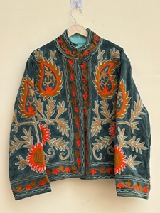 Veste d'hiver en velours ethnique faite à la main de luxe pour femmes, style traditionnel Suzani, motif floral bohème, manteau court élégant, cadeau pour femme - Product Image 2