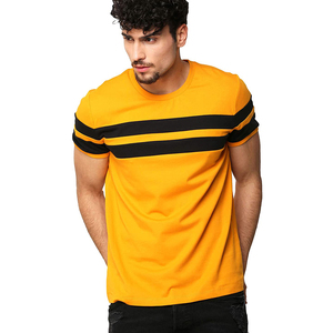 Camiseta de Manga Corta Amarilla para Hombre con Ribete en Contraste de Rayas Negras, Cuello Redondo, Top Informal de Punto - Product Image 1