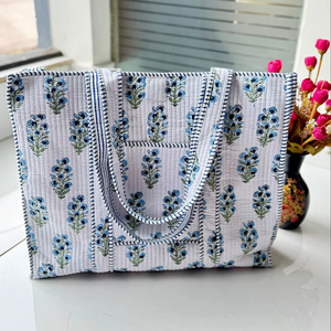 Sac fourre-tout en coton matelassé fait main, imprimé floral vibrant, pliable, multi-usages, pour le shopping, les voyages et les essentiels quotidiens - Product Image 1