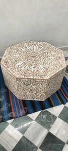 โต๊ะกาแฟฝังกระดูก งานเรซิ่นสีดำขัดเงา รูปทรงสั่งทำพิเศษ ดีไซน์ MODEL กันน้ำ งานปั้นมือ คุณภาพงานฝีมือเรซิ่น - Product Image 4