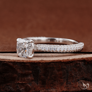 Anillo de Compromiso y Boda con Diamante Cultivado en Laboratorio de Corte Cojín de 1 Quilate, Banda Pavé de Tres Hileras, Certificado IGI, Diseño Nupcial de Lujo, Oro Blanco de 10K - Product Image 3