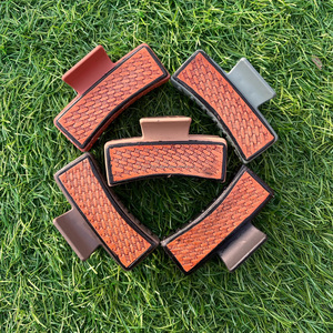 Nouvel arrivage de pinces à cheveux en cuir usiné fait à la main de style occidental épingles à cheveux en cuir véritable fait à la main accessoires pour femmes et filles - Product Image 4