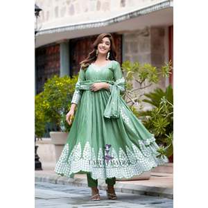 ชุดปักสีเขียวประกายผู้หญิง - Product Image 3