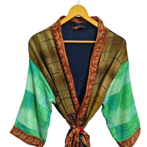 Robe kimono en patchwork de sari en soie pure, couvre-maillot de bain, vêtement de nuit, longue robe, kimono en sari indien vintage recyclé fait main - Product Image 1