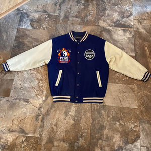 Chaquetas Varsity para Mujer con Parches de Chenilla Bordados de Diseño Clásico 2025, Precios Económicos, Abrigos Varsity de Lana Superior para Damas - Product Image 1