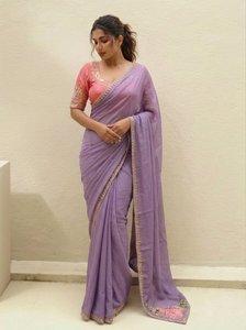 Sari en soie violette brodé avec bordure ajourée et chemisier rose, tenue de mariage indienne traditionnelle pour femmes - Product Image 2
