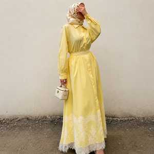 Vestido Maxi de Gasa Amarillo Pastel, Corte en A, para Mujer, Mangas Largas, Cuello Cuadrado, Cinturón Ajustable, Estampado Floral Blanco Intrincado - Product Image 1