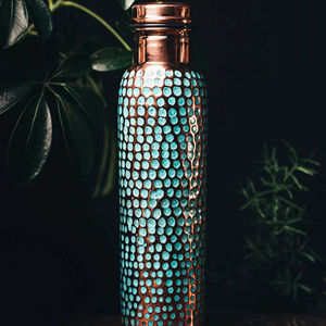 Bouteille d'eau en cuivre martelé bleu de luxe, idéale pour les chambres d'hôtel et la décoration, bouteilles d'hydratation en provenance d'Inde - Product Image 1