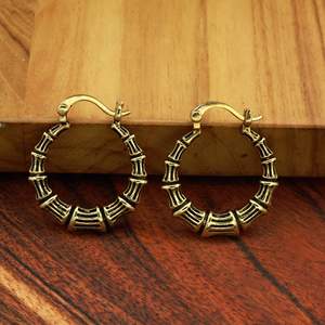 Boucles d'oreilles créoles dorées en bambou, marron poli, géométriques inversées, style Heggie, bijoux tribaux vintage pour femmes - Product Image 1