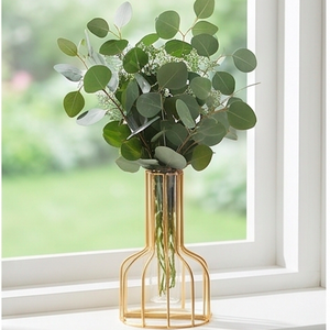 Vase moderne en fil métallique doré avec insert en verre transparent pour la décoration de table ou comme cadeau - Product Image 6