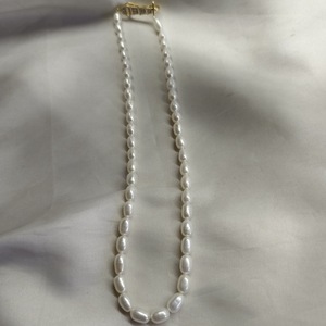 Collar de Perlas de Agua Dulce de Alta Calidad con Forma de Arroz y Cierre de Hueso de Serpiente, 5.5-6mm, Limpio, Liso, Casi Impecable, Libre de Nucleares - Product Image 2