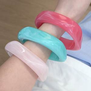 กำไลข้อมือเรซิ่นหรูหรา สีพาสเทลอ่อนละมุน งานแฮนด์เมด เครื่องประดับผู้หญิง งานฝีมือเรซิ่น - Product Image 3