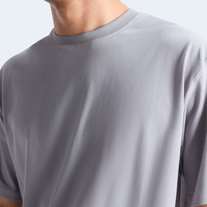 Impression géométrique brutaliste personnalisée sur coton Pima biologique et tissu modulaire haute densité, col rond essentiel en obsidienne - Product Image 2