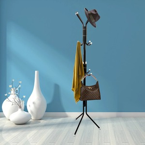 Perchero minimalista de pie con poste de metal negro y ganchos para almacenamiento en la entrada, diseño moderno de un solo nivel. - Product Image 3