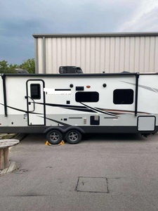 Caravane de camping aventure conçue pour les amateurs de plein air avec une suspension robuste, un couchage confortable et une cuisine bien équipée - Product Image 6