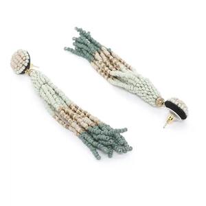 Boucles d'oreilles minimalistes à clous en perles de rocaille, légères et très vendues, pour le quotidien et le bureau, disponibles à la vente - Product Image 2