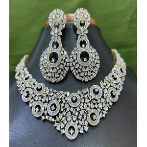 Conjunto de Gargantilla y Aretes de Latón Chapado en Oro con Circonitas para Mujer, Regalo de Compromiso o Boda - Product Image 2