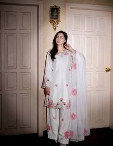 Ensemble Kurta traditionnel pour femmes en coton blanc brodé, longueur cheville, avec dupatta, coupe ample, tenue ethnique style Inde Pakistan - Product Image 1