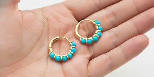 Boucles d'oreilles Huggie en argent 925 plaqué or 18 carats et rhodium avec pierre turquoise - Cadeau pour les occasions festives - Product Image 4