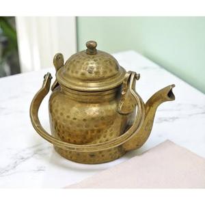 กาต้มน้ำชาทองเหลืองทุบสไตล์วินเทจพร้อมฝาและที่จับหม้อต้มน้ำ - Product Image 1