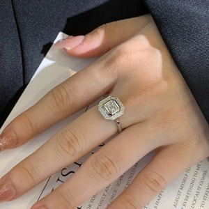 Anillo de Compromiso y Boda con Diamante Cultivado en Laboratorio, Corte Asscher, Bisel Halo, Oro Amarillo de 14K, Certificado IGI, VVS+, Color EF, Minimalista - Product Image 3