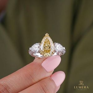 Anillo de Compromiso con Diamante Amarillo Cultivado en Laboratorio, Forma de Pera Grande, Piedras Laterales con Corte Pera Blanco, Diseño de Tres Piedras, Anillo de Oro de Dos Tonos - Product Image 1