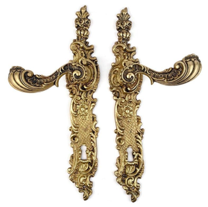 Paire de poignées à levier en laiton de style victorien, robustes, avec des sculptures en relief très décoratives. Disponible aux prix de gros. - Product Image 1