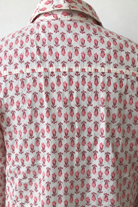 Camisa de Algodón Estampada a Mano con Diseño Floral Rosa Unisex |   Camisa Artesanal Hecha a Mano con Botones y Manga Larga |   Moda Botánica Sostenible - Product Image 4