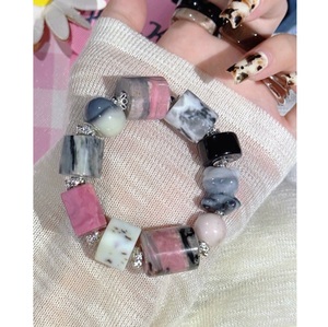 Pulsera de Resina de Lujo Hecha a Mano con Patrones de Color Exclusivos, Accesorio de Moda para Mujeres en Todo el Mundo - Product Image 1