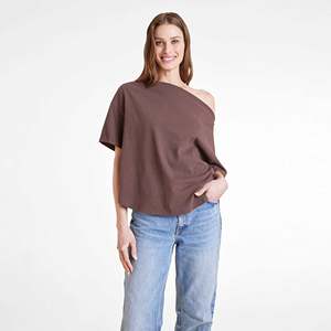 Camiseta informal de moda para mujer, de jersey transpirable y ecológico, con estampado de letras, estilo off-shoulder, para verano. - Product Image 1