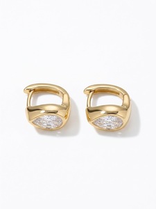 Pendientes de aro tipo huggie con bisel de diamante en forma de pera de 8.5x5.5 mm, de oro amarillo de 14K, con diamante de laboratorio solitario en forma de lágrima - Product Image 4