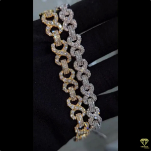 Pulsera de Lujo con Incrustaciones Completas de Moissanita, con Piedras de Estilo Diamante Redondas y Baguette, en Acabado Premium Dorado y Plateado - Product Image 1