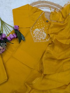 Conjunto de Kurta elegante con diseño de cuello hermoso y borde recto, en tela de seda Chanderi de viscosa pura, especial para Haldi, para mujeres o niñas. - Product Image 6