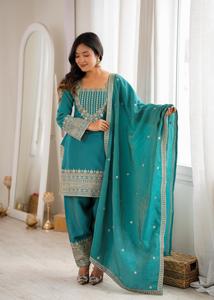 Ensemble de costume festif trois pièces pour femme : Kurta en Georgette à sequins, pantalon Salwar élastique et Dupatta richement brodé, prêt-à-porter - Product Image 5