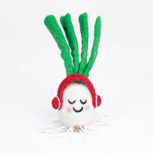 Ornement de Noël en laine fait main en forme de radis avec des écouteurs rouges et des feuilles vertes - Product Image 1