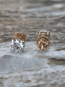 Pendientes Redondos de Diamantes Cultivados en Laboratorio de 1.45 Ct, Diseño de Perno de Oro, Engaste de Cuatro Puntas, Joyería Fina Clásica para Mujer - Product Image 4
