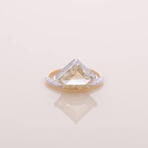 Anillo de compromiso/boda con diamante amarillo de corte pentágono certificado por IGI y banda pavé en oro amarillo/rosa y blanco de 9 quilates - Product Image 1