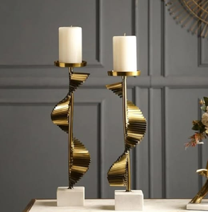 Pieds de table modernes en spirale de fil d'or, décorés de verres en forme de bougie sur bases en cristal ; disponibles à prix de gros. - Product Image 3