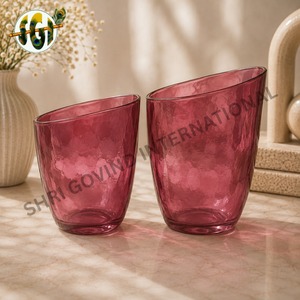 Vase en verre vert vintage avec un design côtelé pour une utilisation décorative en intérieur - Product Image 5