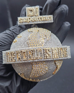 Pendentif Hip Hop Dvars Diamond entièrement serti de moissanite, « Le Monde m'appartient », en argent sterling 925 plaqué or 18 carats, breloque de luxe pour homme - Product Image 1