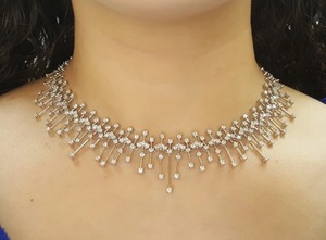 Collar Chandelier con Diseño de Estrella Radiante en Oro Blanco de 14K con Baño de Rodio |   Colgante de Lujo con Flecos de Diamantes Radiantes |   Boda Elegante - Product Image 6
