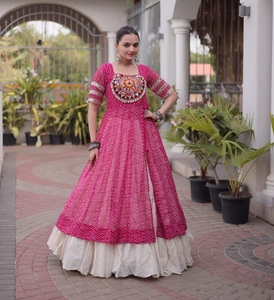 Collection de Lehenga Choli traditionnels indiens pour femmes, design ethnique, imprimé Bandhani, style Kutchi, pour occasions spéciales. - Product Image 1