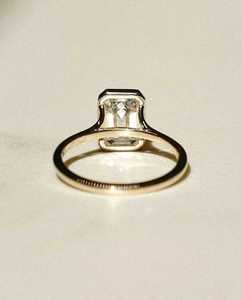 Bague de fiançailles et de promesse en or 14 carats, sertie d'un diamant de laboratoire taille émeraude 3 carats, tendance, monture closée, qualité E VVS2, certifiée IGI. - Product Image 4