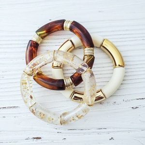 Ensemble de bracelets vintage en résine avec accents plaqués or, couleurs marron clair et crème, bijoux de mode unisexe en provenance d'Inde - Product Image 2