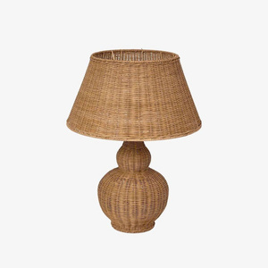 Lampe de table en rotin, esthétique moderne de style ferme, méticuleusement conçue, mettant en valeur des motifs de tissage complexes - Product Image 1