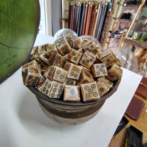 Dés à dés multi-faces en os de taille standard pour jeux de table Dungeons and Dragons – Fourniture de jeu en gros - Product Image 1