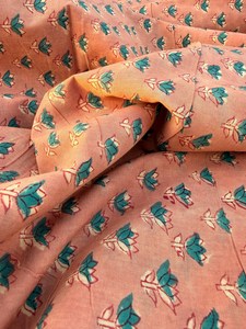 Tela 100% Algodón con Estampado Floral de Durazno, Impresa a Mano con Técnica Buta |   Tela para Confección de Calzado Pequeño de Jaipur al por Mayor - Product Image 2