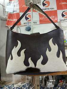 Sac à bandoulière CUSTOM SF 1225 en cuir véritable avec motif flamme, design marron foncé et blanc pour femmes - Product Image 1
